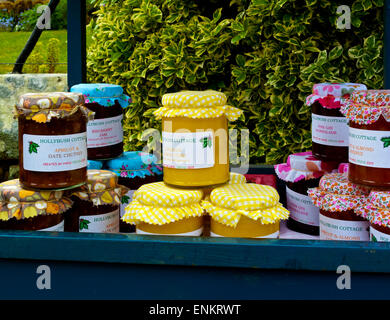 Gläser von Marmelade, Zitroneklumpen, hausgemachte Marmelade und Obst sparen auf Verkauf vor einem Haus in Edensor Derbyshire England UK Stockfoto