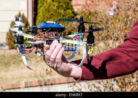 Ein 50 Jahre Alter kaukasischen Mann hält seine DYI Quad Copter gebaut. Stockfoto