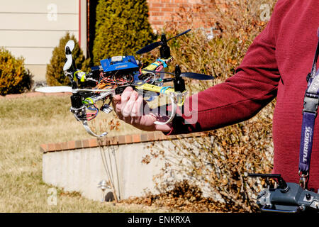 Ein 50 Jahre Alter kaukasischen Mann hält seine DYI Quad Copter gebaut. USA Stockfoto