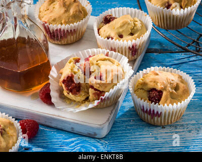 Beeren-Maisbrot-muffins Stockfoto