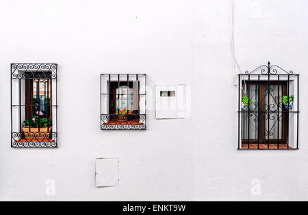 Windows mit Stahlgitter auf einer weißen Wand. Stockfoto