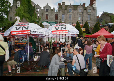 Hay-on-Wye, Powys, Wales, UK, die Heimat des jährlichen Hay Festival, ein Buchfestival zeigt Heu Schloss im Zentrum der Stadt. Stockfoto