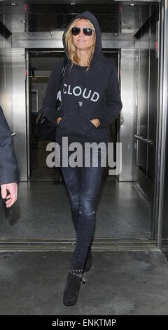 Heidi Klum Los Angeles internationaler Flughafen tragen Sonnenbrillen und ein Hoodie mit dem Wort "Cloud" quer über die Brust geschrieben Featuring: Heidi Klum Where: Los Angeles, California, Vereinigte Staaten von Amerika bei: 2. November 2014 Stockfoto