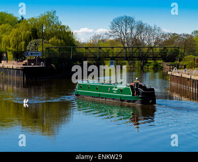 Grachtenboot auf die Stadt Schloss ließ Fluss Trent in Newark auf Trent Nottinghamshire England UK Stockfoto