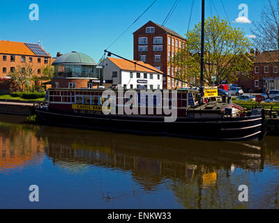 Schwimmenden Pub The Castle Lastkahn auf dem Fluss Trent in Newark auf Trent Nottinghamshire England UK Stockfoto