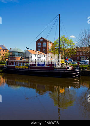 Schwimmenden Pub The Castle Lastkahn auf dem Fluss Trent in Newark auf Trent Nottinghamshire England UK Stockfoto