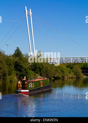 Kanalboot und Fußgängerbrücke über den Fluss Trent in Newark auf Trent Nottinghamshire England UK Stockfoto