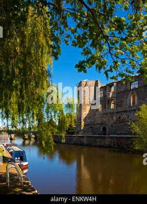 Die Ruinen der Burg Newark in Newark auf Trent Nottinghamshire England Großbritannien Mitte des 12. Jahrhunderts erbaut und im 19. Jahrhundert restauriert Stockfoto