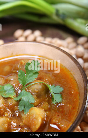 würzige Chana Masala, rohe Kichererbsen rund um die Schüssel indisches Gericht Stockfoto