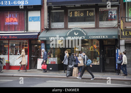 Die Geschäfte entlang der Lexington Avenue an der Upper East Side in New York City. Stockfoto