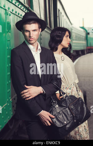 Retro-Mode Mann am Bahnhof von vintage Stockfoto