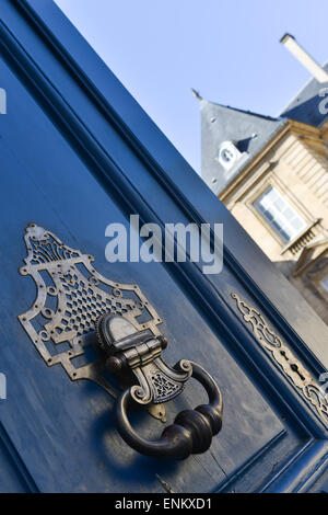 Metall-Klopfer an der Tür eines Palastes in Bordeaux, Frankreich Stockfoto