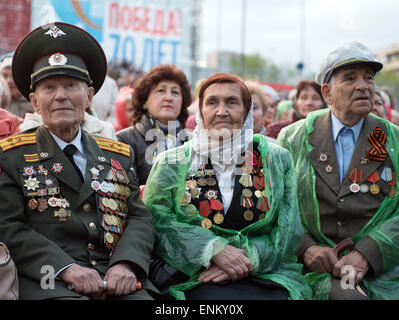 Wolgograd, Russland. 7. Mai 2015. Russische Kriegsveteranen besuchen einen gemeinsamen Friedenskonzert von Osnabrück und Sinfonieorchestern Volgograd in Volgograd, Russland, 7. Mai 2015. Deutsch Foreign Minister Frank-Walter Steinmeier und sein russischer Amtskollege Sergej Lawrow gedachte den 70. Jahrestag des Endes des zweiten Weltkriegs in Europa in ehemals Stalingrad. Foto: SOEREN STACHE/Dpa/Alamy Live News Stockfoto