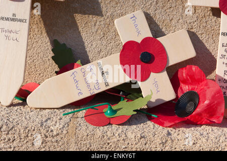 Eine Erinnerung Kreuz angezeigt auf dem Kenotaph in Bristol, England die Worte "Danke für die Zukunft meiner Kinder" darauf geschrieben. Stockfoto