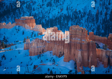 Die Mormonen (LDS) Tempel in Bountiful, Utah befindet sich oberhalb des Großen Salzsees in der Abenddämmerung. Stockfoto