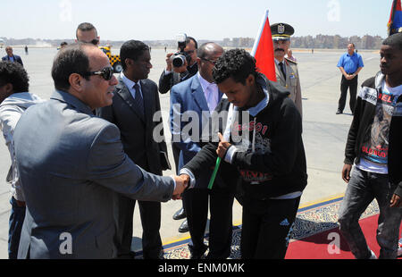 Kairo, Ägypten. 8. Mai 2015. Ein Handout Foto zur Verfügung gestellt von der ägyptischen Präsidentschaft zeigt der ägyptische Präsident Abdel Fattah al-Sisi (L) empfangende äthiopische Staatsangehörige, die in Libyen entführt und befreit, bei der Ankunft am Flughafen in Kairo, 7. Mai 2015. Berichten zufolge 27 Äthiopier in Ägypten angekommen, nachdem sie von ihren Entführern in Libyen befreit wurden. Die islamische Miliz in Libyen veröffentlicht am 20. April eine Video zeigt die Ausführung von zwei Gruppen von äthiopischen Christen in Libyen. Die Miliz zuvor eine Gruppe von ägyptischen koptischen Christen auf die libysche Strände ausgeführt. Die Stockfoto