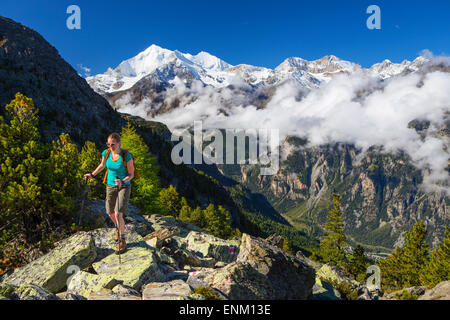 Eine weibliche Wanderer auf dem Weg zu den Wannihorn in den Schweizer Alpen. Stockfoto