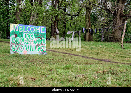 Willkommen Sie Schild & Socken im "Eco Village" in Runnymede Wald. Eine alternative Lifestyle-Community. Stockfoto