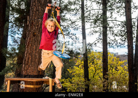 Ein junges Mädchen auf einem Hinterhof Seilrutsche in Durango, Colorado. Stockfoto