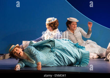 London, UK. 7. Mai 2015. Generalprobe der Gilbert und Sullivan komische Oper "The Pirates of Penzance" im Londoner Coliseum. Preisgekrönter Regisseur Mike Leigh macht seine Opern-Regie-Debüt mit The Pirates of Penzance. Die ENO-Produktion öffnet am Londoner Coliseum am 9. Mai 2015 und läuft für 14 Produktionen bis 27. Juni 2015. Die English National Opera-Produktion wird von David Parry durchgeführt. Darsteller: Andrew Shore als Generalmajor Stanley, Joshua Bloom als Piratenkönig Alexander Robin Baker als Samuel, Robert Murray als Frederic, der Piraten-Lehrling, Jonathan Lemalu als Sergeant der th Stockfoto