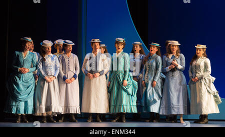 London, UK. 7. Mai 2015. Generalprobe der Gilbert und Sullivan komische Oper "The Pirates of Penzance" im Londoner Coliseum. Preisgekrönter Regisseur Mike Leigh macht seine Opern-Regie-Debüt mit The Pirates of Penzance. Die ENO-Produktion öffnet am Londoner Coliseum am 9. Mai 2015 und läuft für 14 Produktionen bis 27. Juni 2015. Die English National Opera-Produktion wird von David Parry durchgeführt. Darsteller: Andrew Shore als Generalmajor Stanley, Joshua Bloom als Piratenkönig Alexander Robin Baker als Samuel, Robert Murray als Frederic, der Piraten-Lehrling, Jonathan Lemalu als Sergeant der th Stockfoto