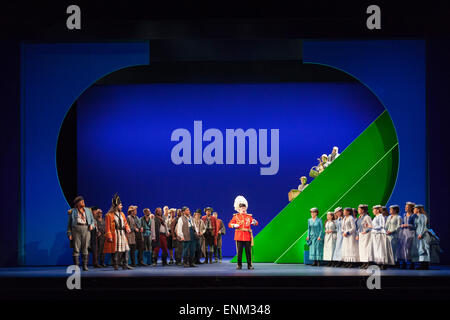 London, UK. 7. Mai 2015. Generalprobe der Gilbert und Sullivan komische Oper "The Pirates of Penzance" im Londoner Coliseum. Preisgekrönter Regisseur Mike Leigh macht seine Opern-Regie-Debüt mit The Pirates of Penzance. Die ENO-Produktion öffnet am Londoner Coliseum am 9. Mai 2015 und läuft für 14 Produktionen bis 27. Juni 2015. Die English National Opera-Produktion wird von David Parry durchgeführt. Darsteller: Andrew Shore als Generalmajor Stanley, Joshua Bloom als Piratenkönig Alexander Robin Baker als Samuel, Robert Murray als Frederic, der Piraten-Lehrling, Jonathan Lemalu als Sergeant der th Stockfoto