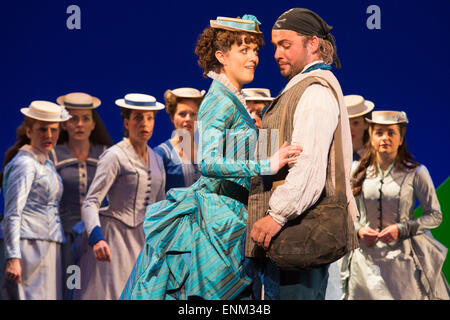 London, UK. 7. Mai 2015. Claudia Boyle als Mabel und Robert Murray als Frederic. Generalprobe der Gilbert und Sullivan komische Oper "The Pirates of Penzance" im Londoner Coliseum. Preisgekrönter Regisseur Mike Leigh macht seine Opern-Regie-Debüt mit The Pirates of Penzance. Die ENO-Produktion öffnet am Londoner Coliseum am 9. Mai 2015 und läuft für 14 Produktionen bis 27. Juni 2015. Die English National Opera-Produktion wird von David Parry durchgeführt. Darsteller: Andrew Shore als Generalmajor Stanley, Joshua Bloom als Piratenkönig Alexander Robin Baker als Samuel, Robert Murray als Frederic, th Stockfoto