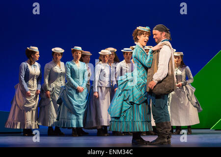 London, UK. 7. Mai 2015. Claudia Boyle als Mabel und Robert Murray als Frederic. Generalprobe der Gilbert und Sullivan komische Oper "The Pirates of Penzance" im Londoner Coliseum. Preisgekrönter Regisseur Mike Leigh macht seine Opern-Regie-Debüt mit The Pirates of Penzance. Die ENO-Produktion öffnet am Londoner Coliseum am 9. Mai 2015 und läuft für 14 Produktionen bis 27. Juni 2015. Die English National Opera-Produktion wird von David Parry durchgeführt. Darsteller: Andrew Shore als Generalmajor Stanley, Joshua Bloom als Piratenkönig Alexander Robin Baker als Samuel, Robert Murray als Frederic, th Stockfoto