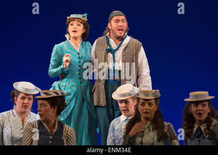 London, UK. 7. Mai 2015. Claudia Boyle als Mabel und Robert Murray als Frederic. Generalprobe der Gilbert und Sullivan komische Oper "The Pirates of Penzance" im Londoner Coliseum. Preisgekrönter Regisseur Mike Leigh macht seine Opern-Regie-Debüt mit The Pirates of Penzance. Die ENO-Produktion öffnet am Londoner Coliseum am 9. Mai 2015 und läuft für 14 Produktionen bis 27. Juni 2015. Die English National Opera-Produktion wird von David Parry durchgeführt. Darsteller: Andrew Shore als Generalmajor Stanley, Joshua Bloom als Piratenkönig Alexander Robin Baker als Samuel, Robert Murray als Frederic, th Stockfoto