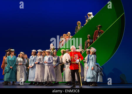 London, UK. 7. Mai 2015. Generalprobe der Gilbert und Sullivan komische Oper "The Pirates of Penzance" im Londoner Coliseum. Preisgekrönter Regisseur Mike Leigh macht seine Opern-Regie-Debüt mit The Pirates of Penzance. Die ENO-Produktion öffnet am Londoner Coliseum am 9. Mai 2015 und läuft für 14 Produktionen bis 27. Juni 2015. Die English National Opera-Produktion wird von David Parry durchgeführt. Darsteller: Andrew Shore als Generalmajor Stanley, Joshua Bloom als Piratenkönig Alexander Robin Baker als Samuel, Robert Murray als Frederic, der Piraten-Lehrling, Jonathan Lemalu als Sergeant der th Stockfoto