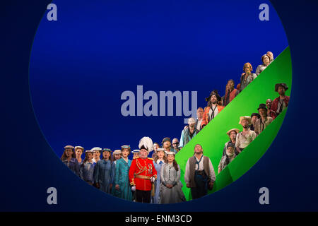 London, UK. 7. Mai 2015. Generalprobe der Gilbert und Sullivan komische Oper "The Pirates of Penzance" im Londoner Coliseum. Preisgekrönter Regisseur Mike Leigh macht seine Opern-Regie-Debüt mit The Pirates of Penzance. Die ENO-Produktion öffnet am Londoner Coliseum am 9. Mai 2015 und läuft für 14 Produktionen bis 27. Juni 2015. Die English National Opera-Produktion wird von David Parry durchgeführt. Darsteller: Andrew Shore als Generalmajor Stanley, Joshua Bloom als Piratenkönig Alexander Robin Baker als Samuel, Robert Murray als Frederic, der Piraten-Lehrling, Jonathan Lemalu als Sergeant der th Stockfoto