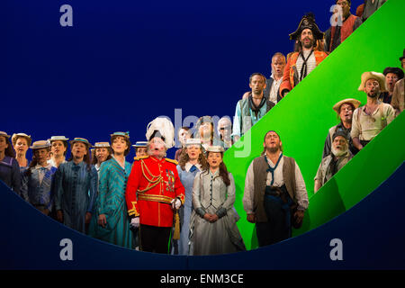 London, UK. 7. Mai 2015. Generalprobe der Gilbert und Sullivan komische Oper "The Pirates of Penzance" im Londoner Coliseum. Preisgekrönter Regisseur Mike Leigh macht seine Opern-Regie-Debüt mit The Pirates of Penzance. Die ENO-Produktion öffnet am Londoner Coliseum am 9. Mai 2015 und läuft für 14 Produktionen bis 27. Juni 2015. Die English National Opera-Produktion wird von David Parry durchgeführt. Darsteller: Andrew Shore als Generalmajor Stanley, Joshua Bloom als Piratenkönig Alexander Robin Baker als Samuel, Robert Murray als Frederic, der Piraten-Lehrling, Jonathan Lemalu als Sergeant der th Stockfoto