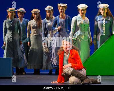 London, UK. 7. Mai 2015. Generalprobe der Gilbert und Sullivan komische Oper "The Pirates of Penzance" im Londoner Coliseum. Preisgekrönter Regisseur Mike Leigh macht seine Opern-Regie-Debüt mit The Pirates of Penzance. Die ENO-Produktion öffnet am Londoner Coliseum am 9. Mai 2015 und läuft für 14 Produktionen bis 27. Juni 2015. Die English National Opera-Produktion wird von David Parry durchgeführt. Darsteller: Andrew Shore als Generalmajor Stanley, Joshua Bloom als Piratenkönig Alexander Robin Baker als Samuel, Robert Murray als Frederic, der Piraten-Lehrling, Jonathan Lemalu als Sergeant der th Stockfoto