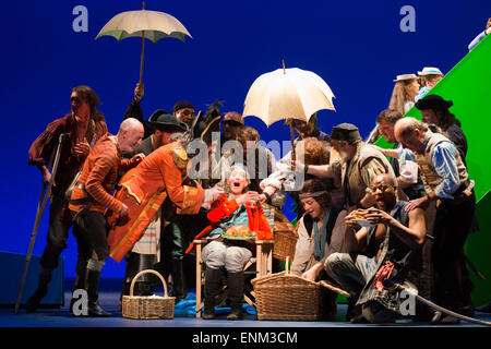London, UK. 7. Mai 2015. Generalprobe der Gilbert und Sullivan komische Oper "The Pirates of Penzance" im Londoner Coliseum. Preisgekrönter Regisseur Mike Leigh macht seine Opern-Regie-Debüt mit The Pirates of Penzance. Die ENO-Produktion öffnet am Londoner Coliseum am 9. Mai 2015 und läuft für 14 Produktionen bis 27. Juni 2015. Die English National Opera-Produktion wird von David Parry durchgeführt. Darsteller: Andrew Shore als Generalmajor Stanley, Joshua Bloom als Piratenkönig Alexander Robin Baker als Samuel, Robert Murray als Frederic, der Piraten-Lehrling, Jonathan Lemalu als Sergeant der th Stockfoto
