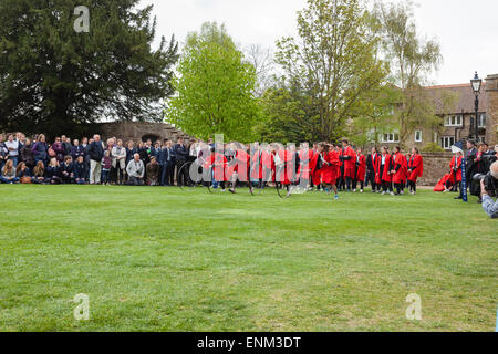 Ely Hoop Trundle. Ein Rennen zwischen vier Wissenschaftler von des Königs School Ely findet jedes Jahr auf dem Gelände der Ely Cathedral Stockfoto