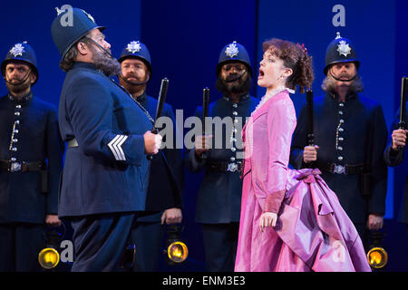 London, UK. 7. Mai 2015. Jonathan Lemalu als Polizei-Sergeant und Claudia Boyle als Mabel. Generalprobe der Gilbert und Sullivan komische Oper "The Pirates of Penzance" im Londoner Coliseum. Preisgekrönter Regisseur Mike Leigh macht seine Opern-Regie-Debüt mit The Pirates of Penzance. Die ENO-Produktion öffnet am Londoner Coliseum am 9. Mai 2015 und läuft für 14 Produktionen bis 27. Juni 2015. Die English National Opera-Produktion wird von David Parry durchgeführt. Darsteller: Andrew Shore als Generalmajor Stanley, Joshua Bloom als Piratenkönig Alexander Robin Baker als Samuel, Robert Murray als Fre Stockfoto