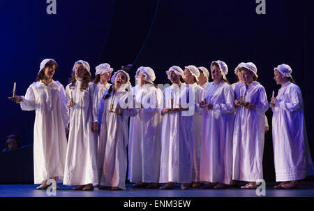 London, UK. 7. Mai 2015. Die Stanley-Töchter. Generalprobe der Gilbert und Sullivan komische Oper "The Pirates of Penzance" im Londoner Coliseum. Preisgekrönter Regisseur Mike Leigh macht seine Opern-Regie-Debüt mit The Pirates of Penzance. Die ENO-Produktion öffnet am Londoner Coliseum am 9. Mai 2015 und läuft für 14 Produktionen bis 27. Juni 2015. Die English National Opera-Produktion wird von David Parry durchgeführt. Darsteller: Andrew Shore als Generalmajor Stanley, Joshua Bloom als Piratenkönig Alexander Robin Baker als Samuel, Robert Murray als Frederic, der Piraten-Lehrling, Jonathan L Stockfoto