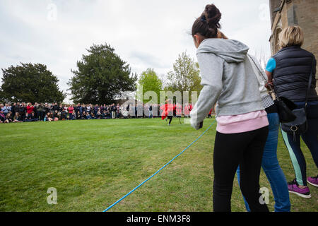 Ely Hoop Trundle. Ein Rennen zwischen vier Wissenschaftler von des Königs School Ely findet jedes Jahr auf dem Gelände der Ely Cathedral Stockfoto