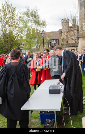 Ely Hoop Trundle. Ein Rennen zwischen vier Wissenschaftler von des Königs School Ely findet jedes Jahr auf dem Gelände der Ely Cathedral Stockfoto