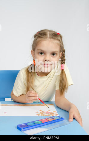 Vierjährige Mädchen Europäer zieht Bleistift auf einem Blatt, am Tisch sitzen Stockfoto