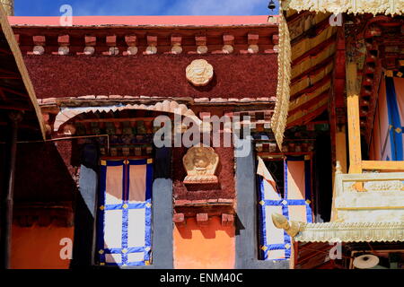 Rondelle vergoldet und verziert Erker im Hof des AD.642 gegründet-25000 m2 Jokhang-Haus von Buddha-Tempel. Lhasa-Tibet. Stockfoto