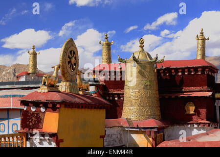 Vergoldete Dhvajas-Sieg Banner und Dharmachakra-Rad des Dharma-Rad des Gesetzes auf dem Dach der 25000m 2 Jokhang Tempel-Lhasa Stockfoto