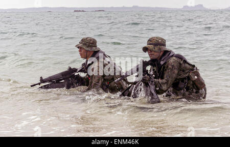 Japanischen Boden Selbstverteidigung scout Schwimmer Sonderbetrieb Kommandos aus dem Wasser auftauchen, beim üben Techniken im Rahmen des Austauschprogramms für Japan Beobachter am Kin Blue Beach 28. April 2015 in Okinawa, Japan. Stockfoto