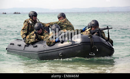 Japanischen Boden Selbstverteidigung Scout Schwimmer Sonderbetrieb Kommandos nähern sich den Strand in ein Schlauchboot Infiltration beim üben Techniken im Rahmen des Austauschprogramms für Japan Beobachter am Kin Blue Beach 28. April 2015 in Okinawa, Japan. Stockfoto