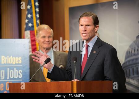 U.S. demokratische Senator Richard Blumenthal tritt bei anderen Senatoren für eine Pressekonferenz zu fordern mehr Infrastruktur Finanzierung 7. Mai 2015 in Washington, DC. Stockfoto