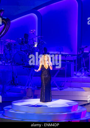 Las Vega, Nevada, USA. 6. Mai 2015. Sängerin Mariah Carey führt beim Start ihrer Residency "MARIAH 1 TO INFINITY" auf The Colosseum at Caesars Palace am 6. Mai 2015 in Las Vegas, Nevada. Bildnachweis: Yaacov Dagan/Alamy Live-Nachrichten Stockfoto