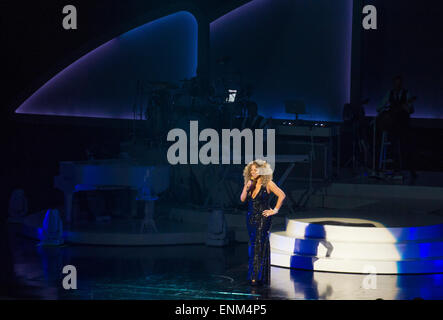 Las Vegas, Nevada, USA, 6. Mai 2015. Sängerin Mariah Carey führt beim Start ihrer Residency "MARIAH 1 TO INFINITY" auf The Colosseum at Caesars Palace am 6. Mai 2015 in Las Vegas, Nevada. Bildnachweis: Yaacov Dagan/Alamy Live-Nachrichten Stockfoto