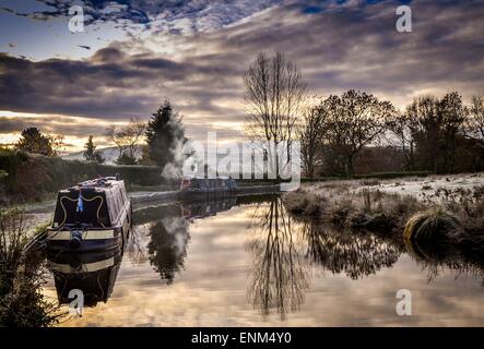 Kanalboot im Morgengrauen Stockfoto