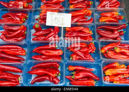 Paprika für den Verkauf auf einem Marktstand. Stockfoto