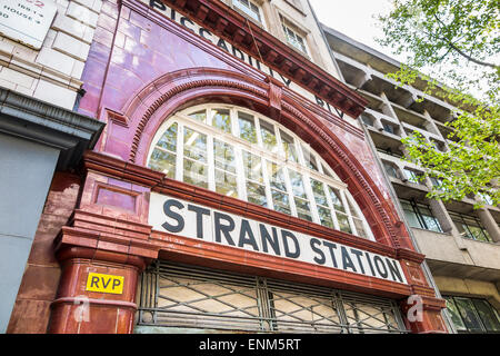 Eingang von Zeichen für die stillgelegten Strang-Station (auch genannt Aldywch Station) im The Strand, City of Westminster, London Stockfoto